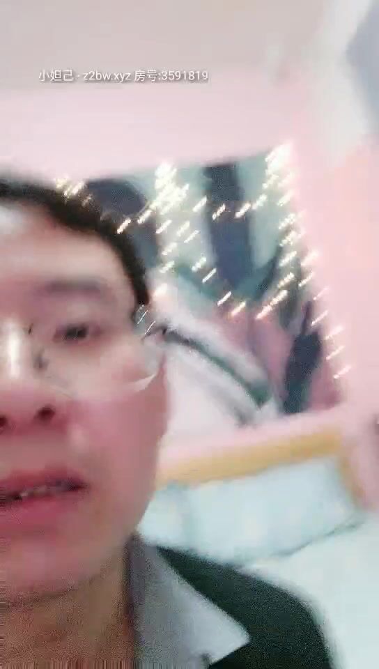 生猛約啪大神【野狼出擊】約炮白嫩喜歡笑的少婦激情啪啪 首創倒立啪啪 老王生猛小逼操腫了