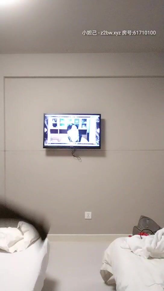 良家辣媽露臉跟小哥酒店開房啪啪，開檔黑絲連體情趣裝誘惑，大黑牛自慰騷逼聽狼友指揮口交大雞巴，主動上位