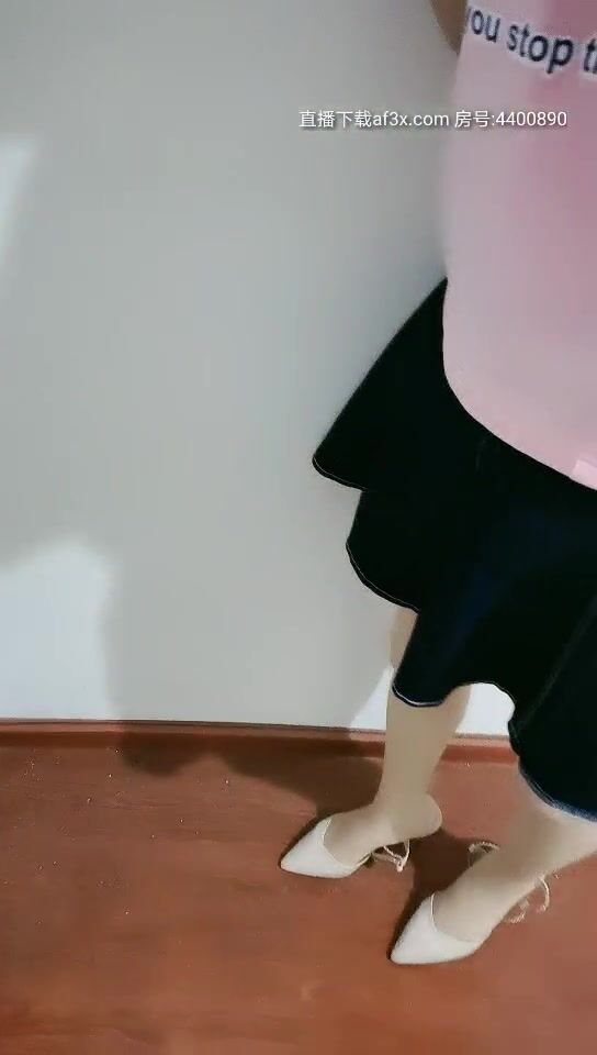 露臉小哥勾搭良家小少婦，絲襪短裙扒光了給小哥口交，躺在床上敞開腿給小哥舔逼，激情抽插浪盪呻吟好刺激