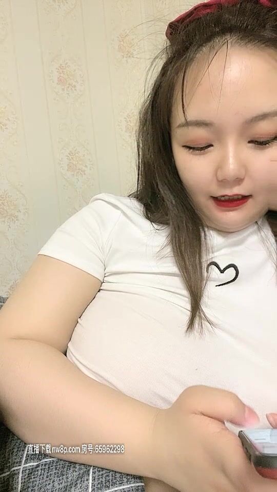 巨乳少婦貝貝會噴水，露臉顏值不錯一對豪乳很是誘人，激情大秀奶子能把人晃暈，自慰騷逼呻吟咋玩都能射