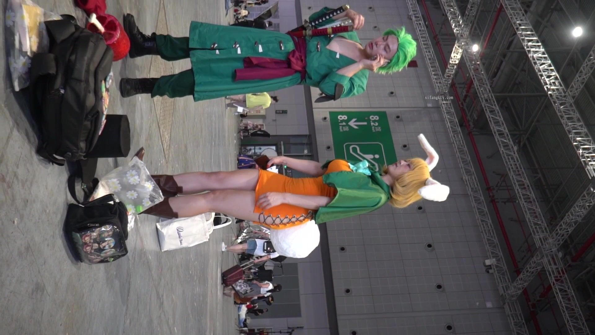 漫展現場偷拍兔女郎竟然沒穿內褲B里還掛著根小繩子- SOPORN.COM