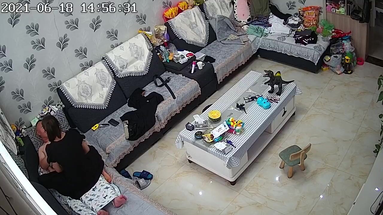 2021 June leaked hacker cracked home network camera high-definition candid shot in the afternoon without going to work...