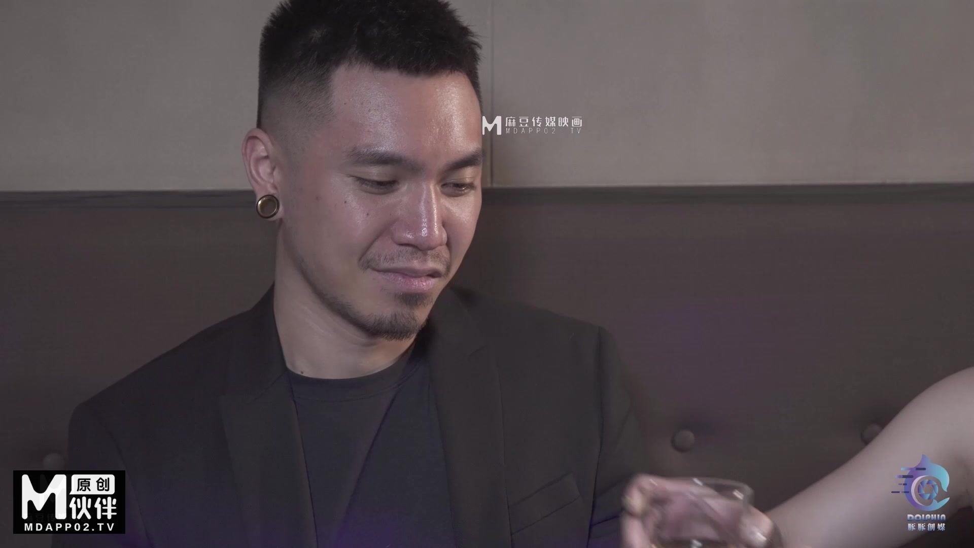 麻豆傳媒 暗夜金錢性游戲 表哥套路好身材的表妹 