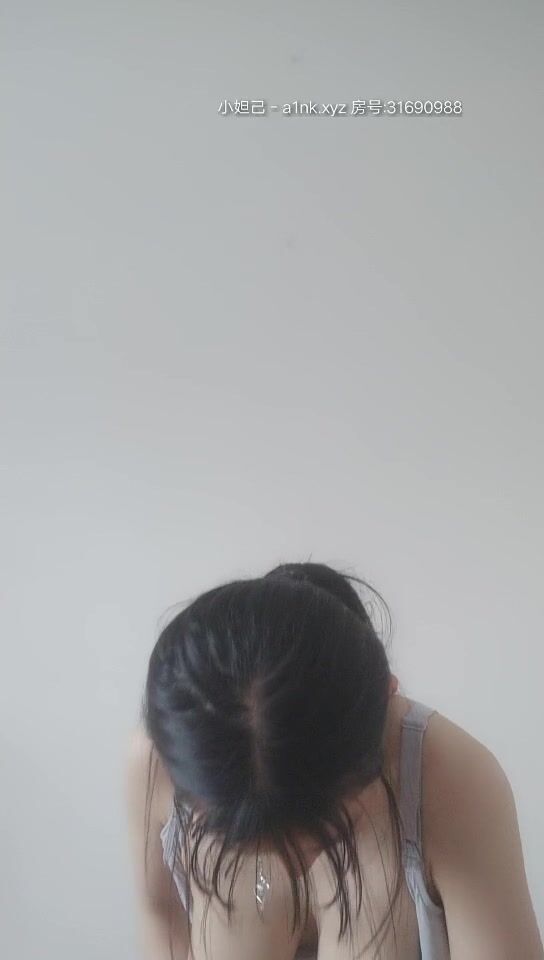 人妻小奶媽真不容易哄完孩子哄狼友，哺乳期的少婦全程露臉自慰騷逼呻吟，擠奶給狼友喝，給狼友看騷逼特寫