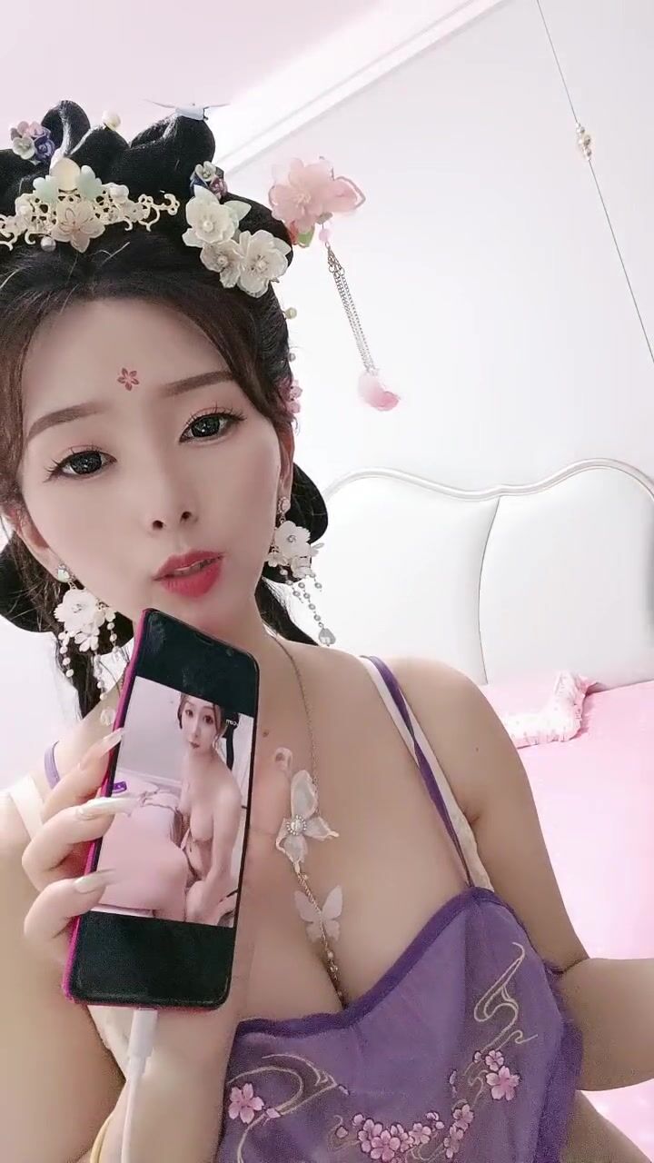 古風妝容美女！情趣肚兜齊逼短褲！小露白嫩奶子，扭動美臀玩誘惑，若隱若現讓人慾罷不能