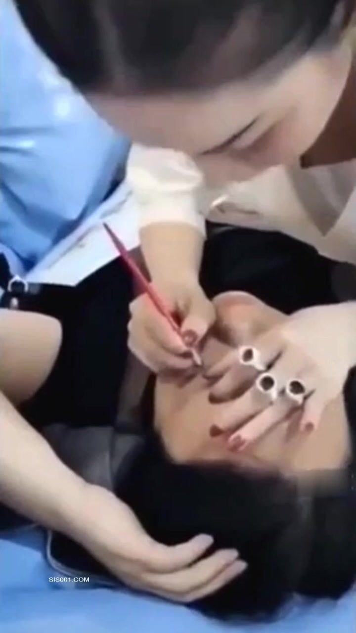 美女化妆师不错工作太认真了走光露点了都不知道- SOPORN.COM