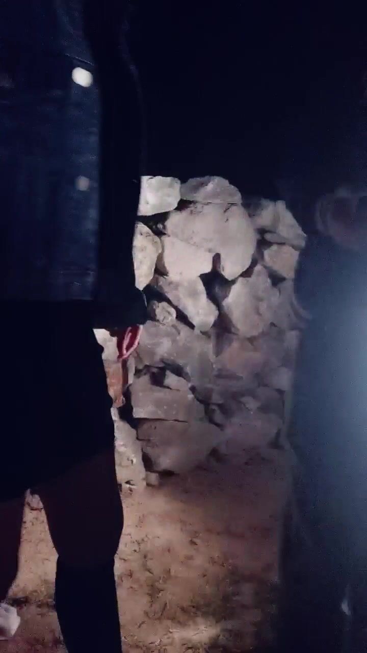 大半夜車震到野外，車前燈前尿尿，在車內玩大黑牛自慰，燈前擼管口交抱起來打樁