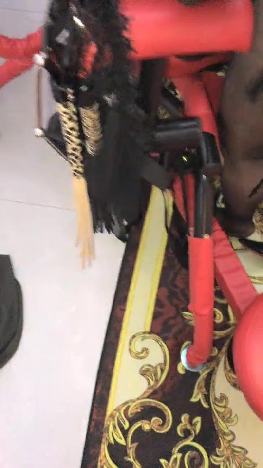 情侶主奴八爪椅上的開檔黑絲騷逼，讓小哥舔逼跟狗一樣，舔的濕濕的再草，高跟黑絲女王帶假雞巴內褲爆草抽插