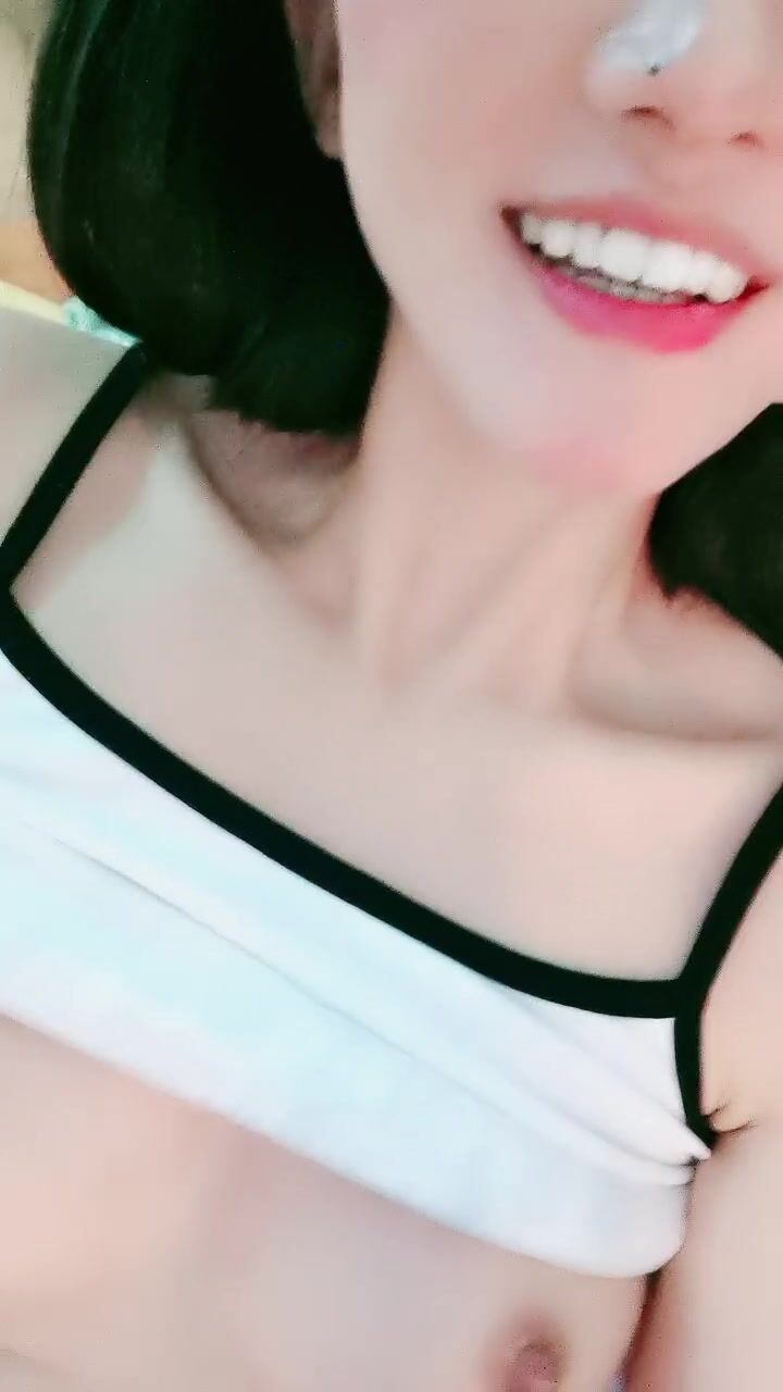 氣質新人模特身材完美露臉三點超級粉嫩如初，蝴蝶粉穴干凈誘人