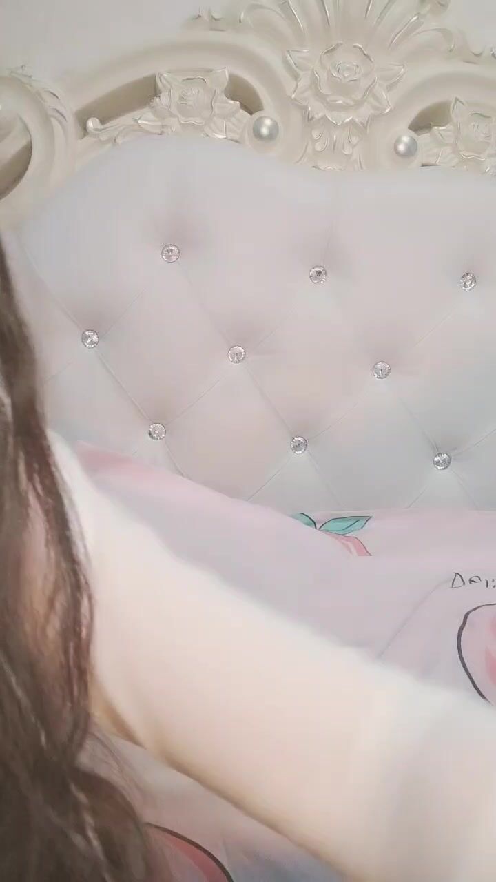 漂亮眼睛極品顏值女神下海大尺度秀，戴義乳奶頭乳夾，超近距離特寫自慰，假屌抽插嫩穴，雙指摳入搞得很濕