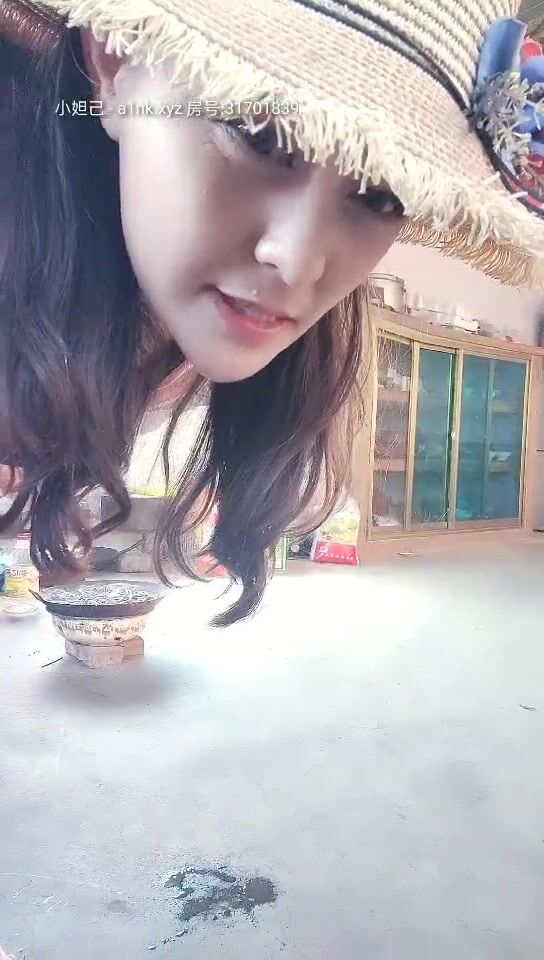 Close sister shows her face throughout the whole process and masturbates and moans, and she is at home to listen to the wolf friend commanding the props and passionately insert it, and play some exciting things with wine bottles Recommended to continue - SOPORN.COM