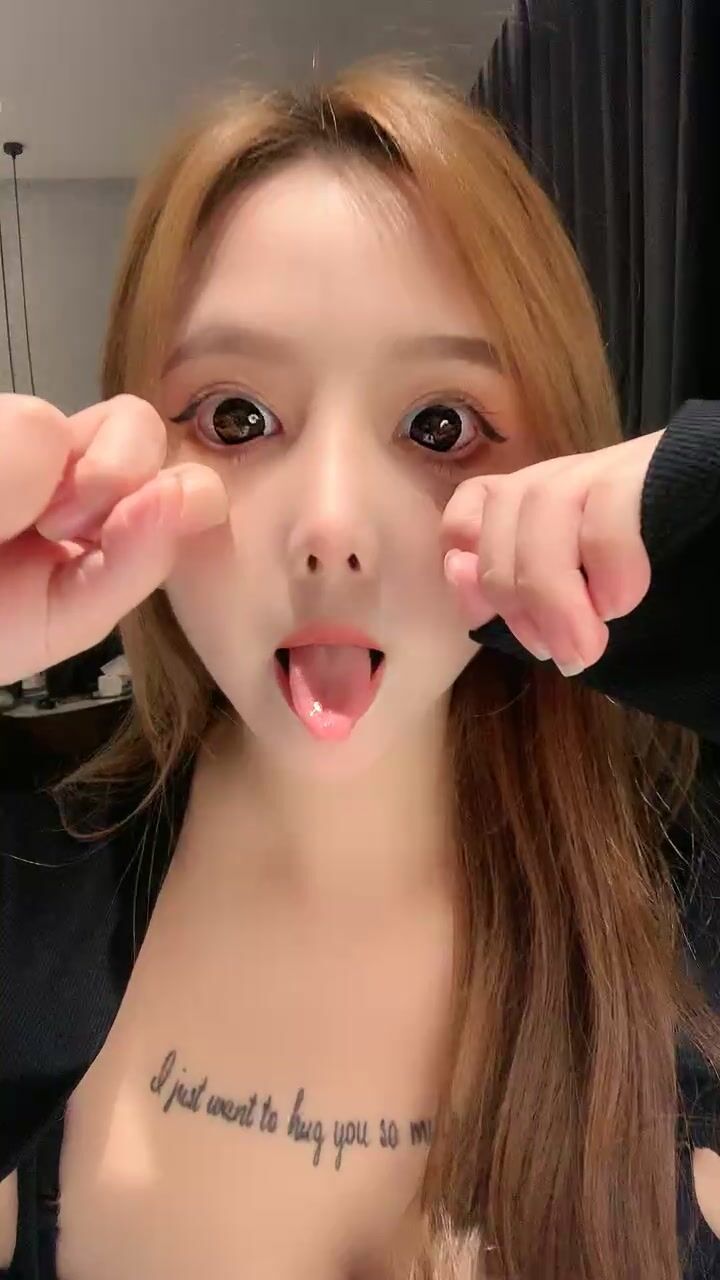 真~網紅女神！難得露穴誘惑！掏出D奶揉捏超柔軟，一線天極品饅頭穴，超粉嫩簡直極品