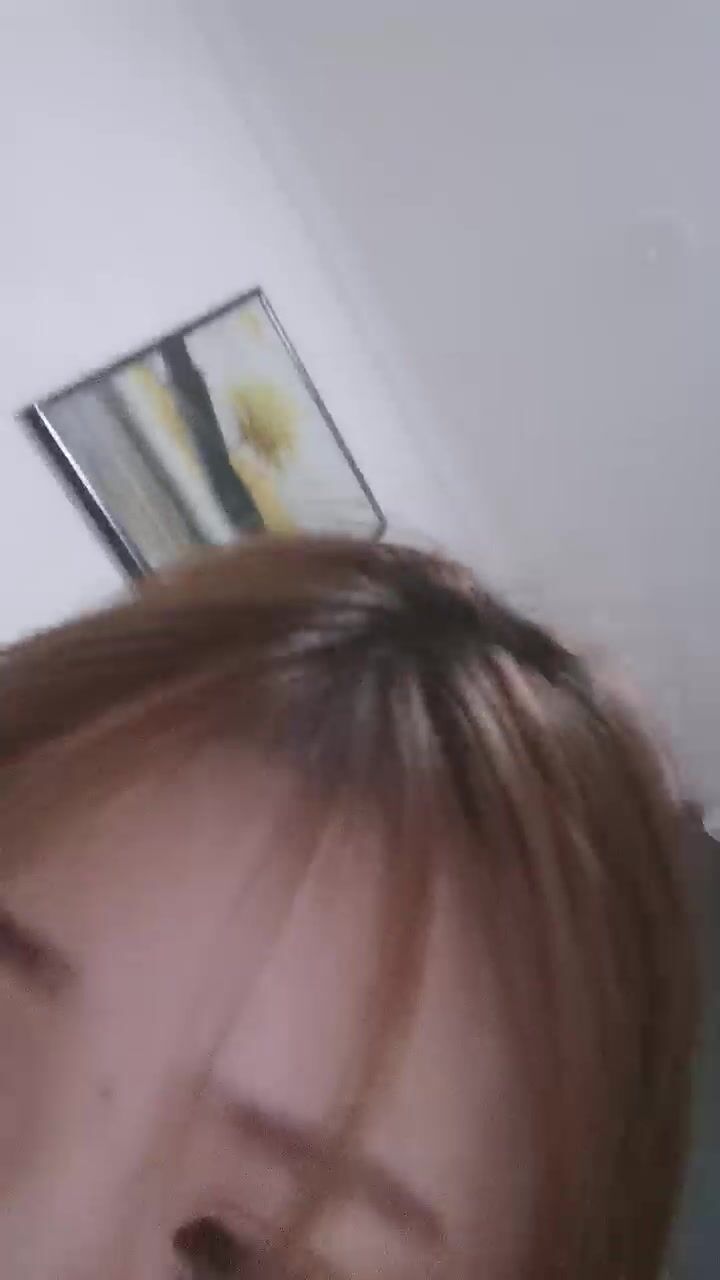 老主播套路婊第一視角掰穴自慰，道具插穴，火機燎逼毛，賣力口活手持鏡頭操逼，直接內射