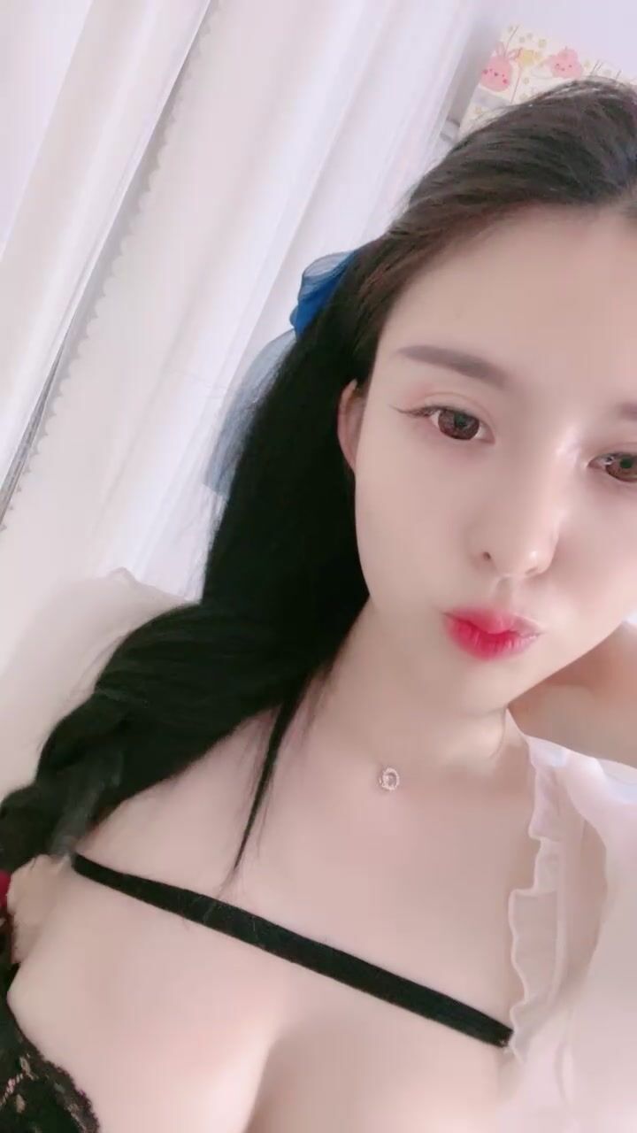 言妹妹超清秀的大美女粉粉嫩嫩小葡萄~穿著白色的情趣內衣，太美了~石榴裙下做鬼也風流！