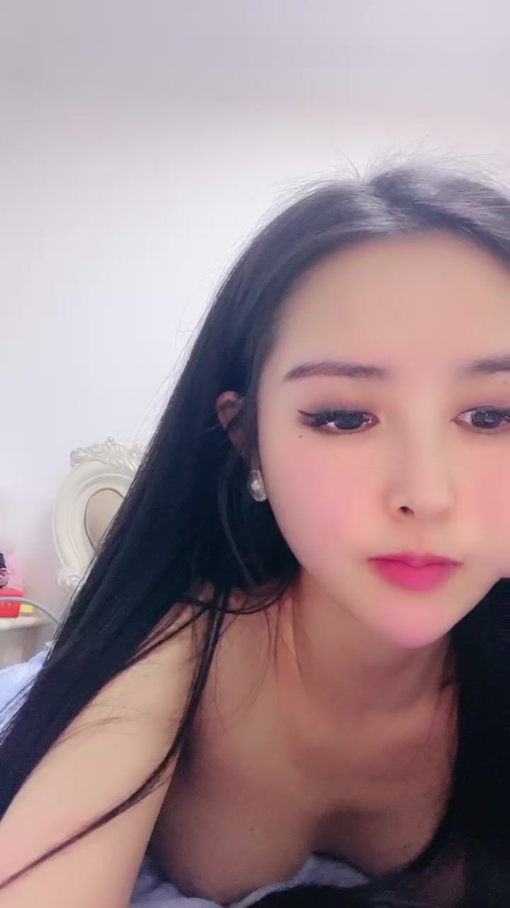 網紅級爆乳女神下海小尺度誘惑，顏值超棒大奶翹臀，帶著項圈跳蛋塞逼，放著自己的小視頻，珍珠內褲小穴若隱若現