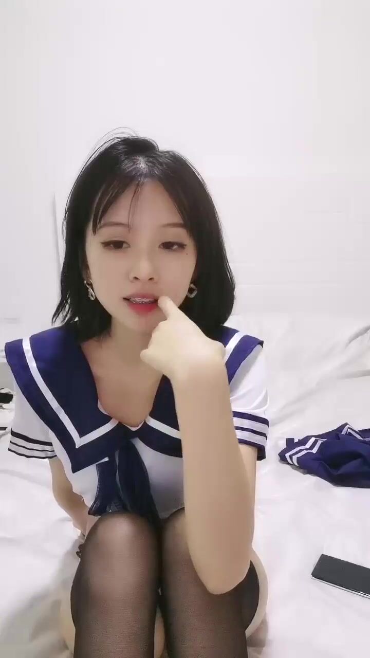 米拉和主人的幸福生活嬌小身材氣質美女很耐操，黑色絲襪情趣裝學生制服，脫掉內褲舔逼，上位騎乘大力猛操