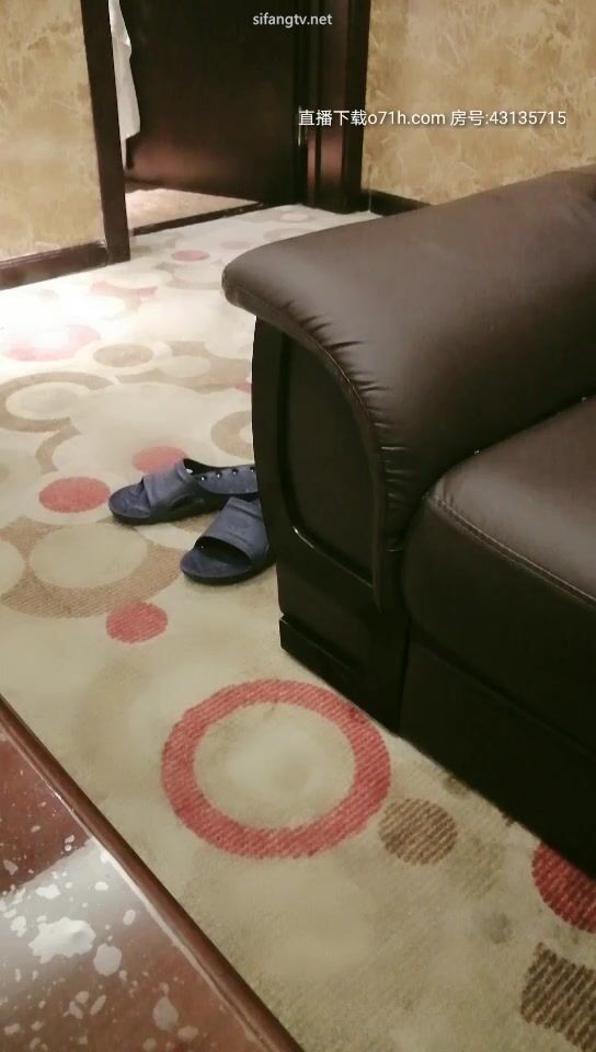 還在讀大學的極品甜美清純妹子，奶子剛發育好，被校園網貸高利貸所逼，只能下海掙錢還債，極品粉逼緊B 被三十多歲的大叔狠操 (1)