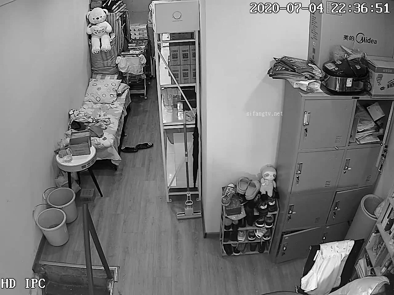 黑客破解網路攝像頭偷拍單位值班女醫生和領導在醫務室偷情被扒下內褲趴在椅子上後入 - SOPORN.COM