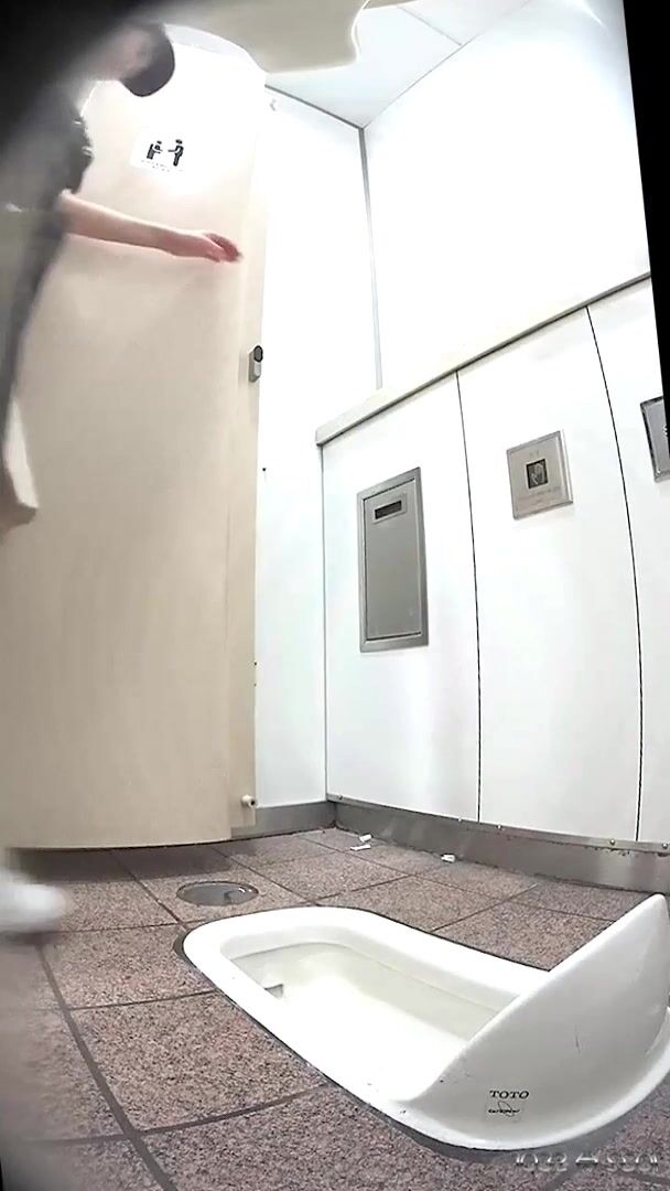 地下鉄御〇筋のトイレ25股間をギュッと手を放すと漏れちゃう- SOPORN.COM