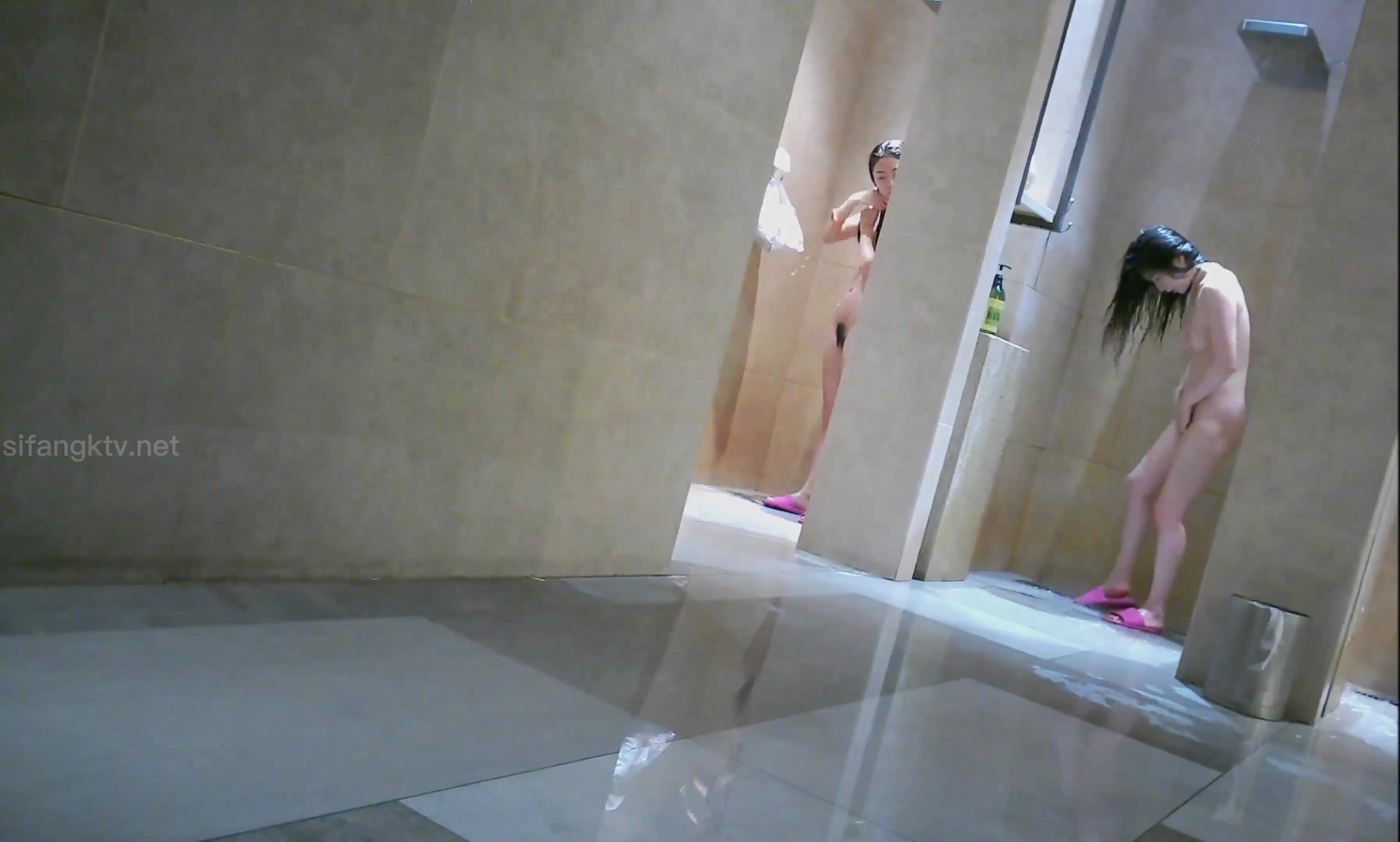 澡堂子內部員工偷窺幾位白嫩的美少婦洗澡、泡湯