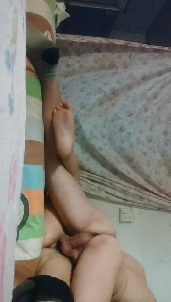 【素質嫖客】紅燈區操快餐女，顏值還不錯少婦，到小房間脫掉內褲，近距離視角特寫，騎乘操大屁股