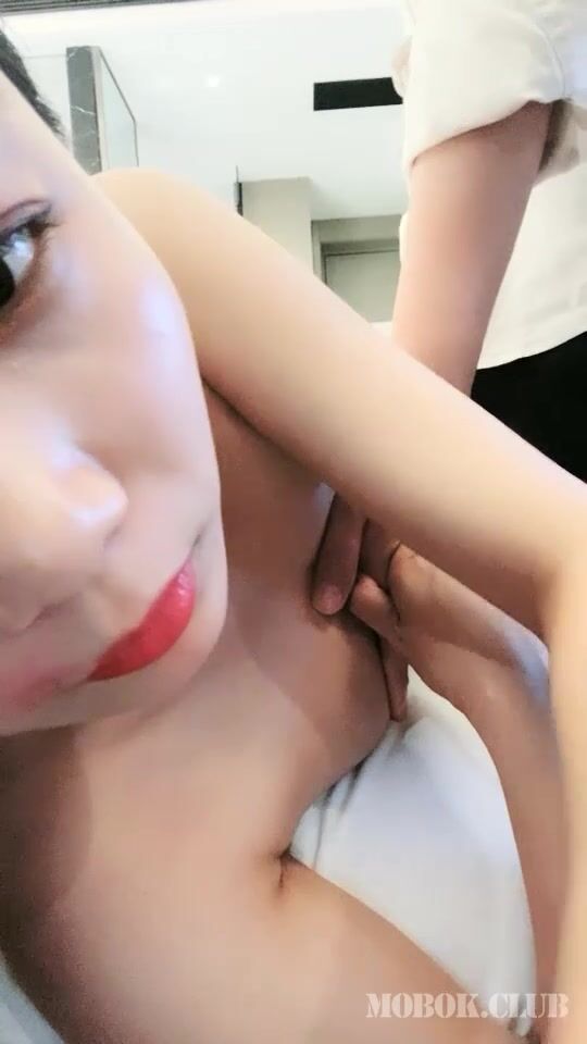 貌美少婦酒店勾搭按摩技師,享受精油推胸,主動出擊摸小哥,見怪不怪順從插入