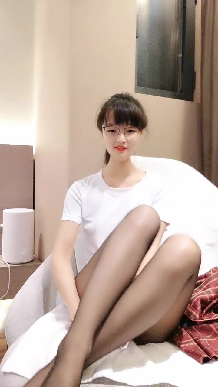 【曾經平台第一騷女】約大屌炮友過來操逼，深喉舔屌口活一流，抬腿站立側入，一直要小哥干猛點，上位騎乘打樁機