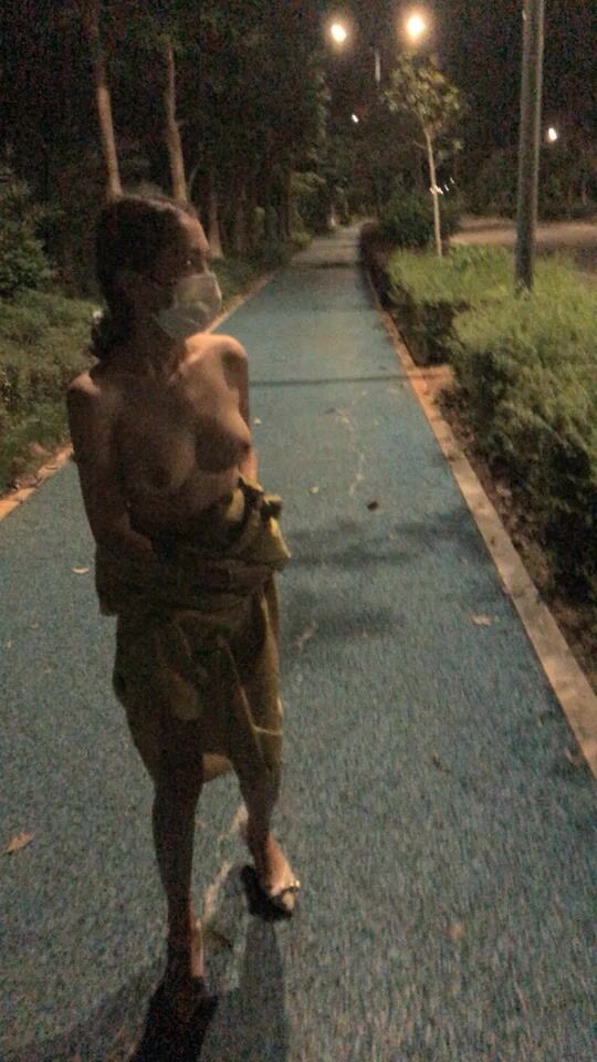 【愛吃菠蘿】成都街頭，18歲小蘿莉挑戰露出，行人車輛時不時經過，極品大胸，又害羞又興奮蹦蹦跳跳