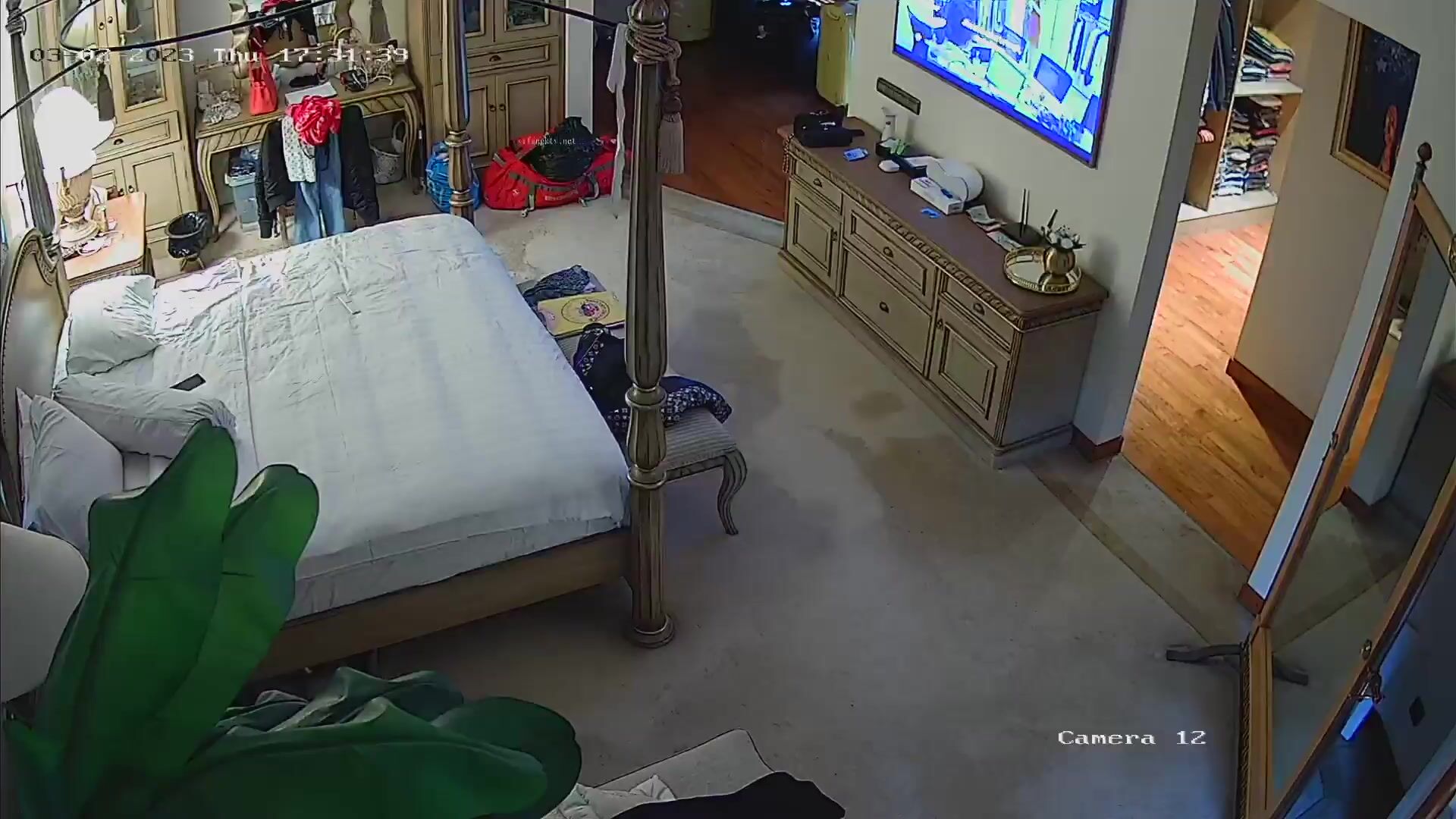 新黑客破解家庭房間監控攝像頭偷拍大奶少婦早上和老公啪啪沒盡興 下午又偷偷用假雞巴自慰