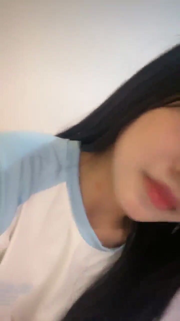 【時年亦昭昭】新人學生妹好純好漂亮，奶子好大，跟瘦弱身材對比好明顯 (2)